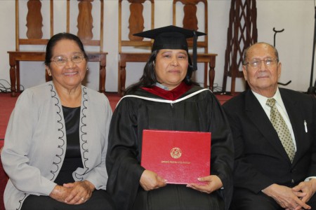 Ceila Aquino Martínez con sus padres. Maestría  en Ciencias de la Religión/Misiones